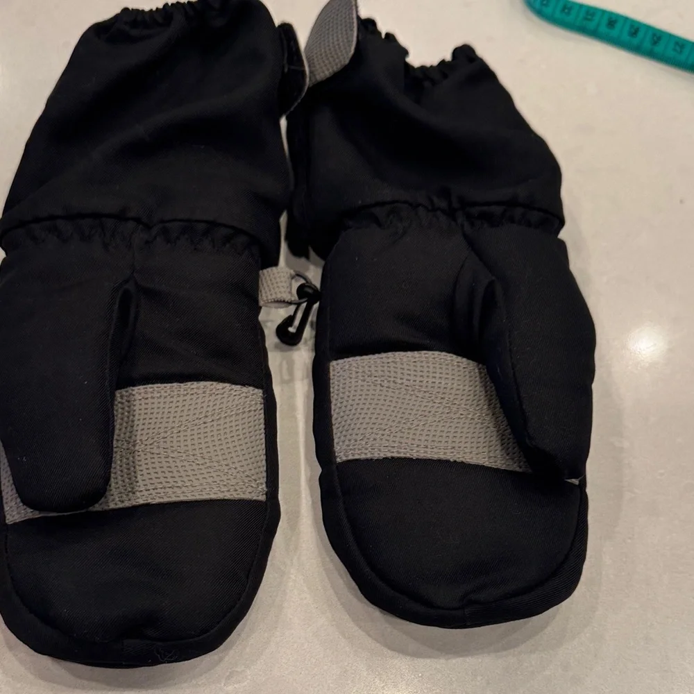 SWANY Black and Gray Kids Mittens